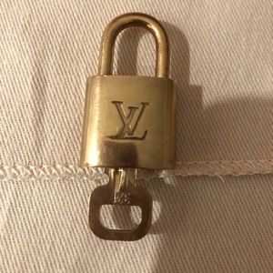 Louis Vuitton Key Lock with One Key - 321